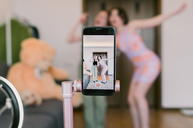 Due creator registrano un video con lo smartphone su un treppiede